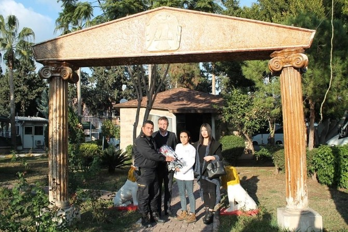 Toros Üniversitesi Öğrencilerinden Çevik Kuvvete 44 Karanfil