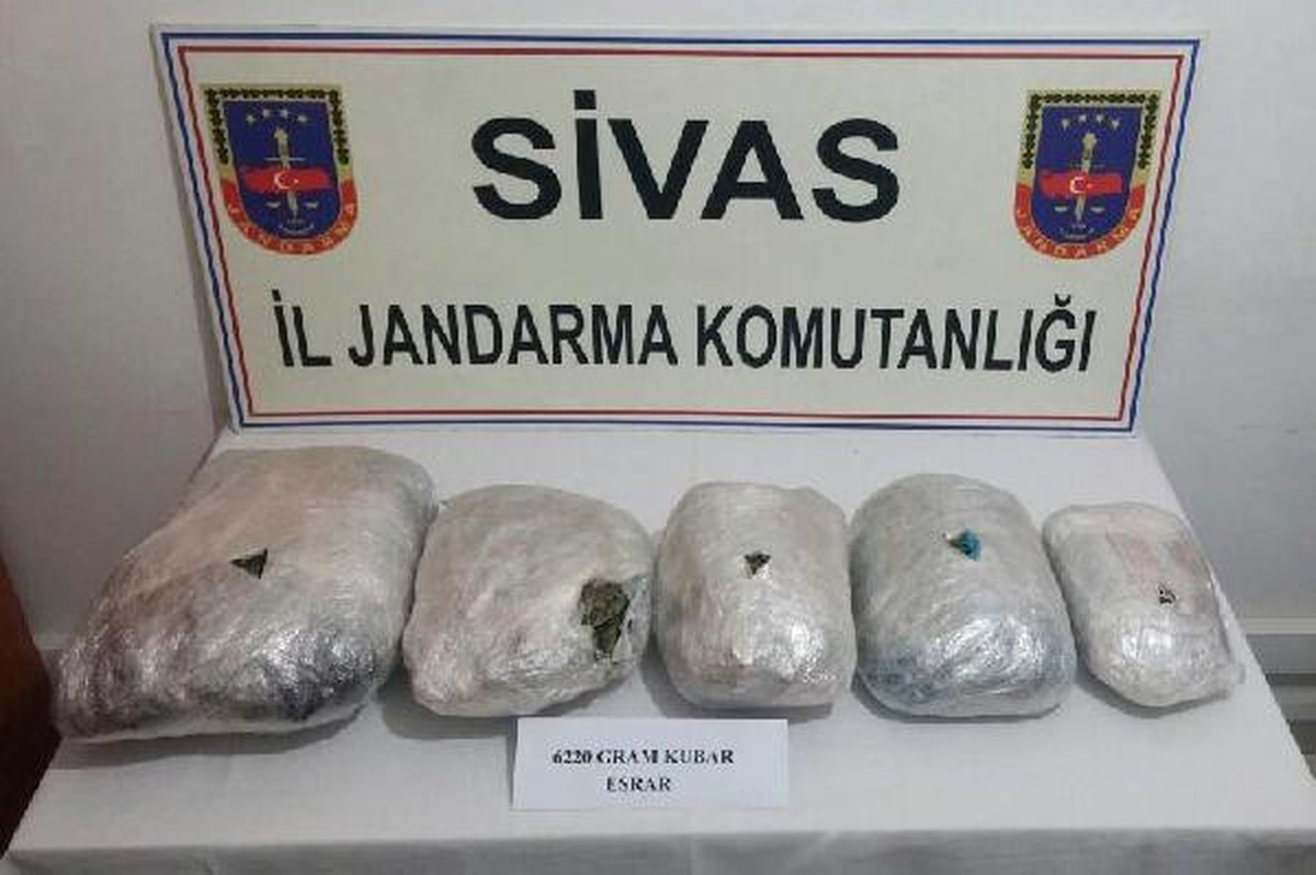 Trende 6 Kilo 220 Gram Esrar Ele Geçirildi