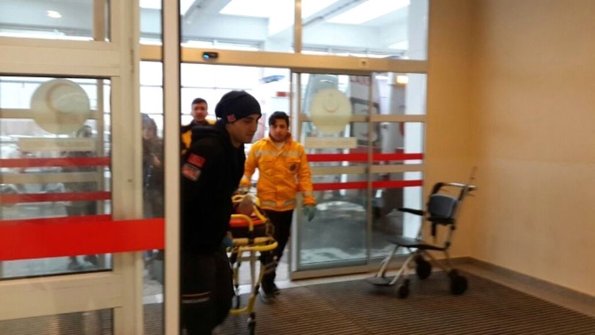 Üzerine Demir Kapı Devrilen Kadın Yaralandı