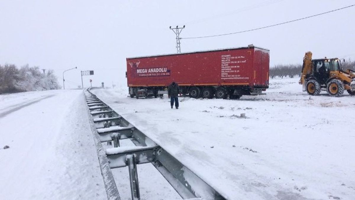 Yoğun Kar Yağışı Trafiği de Etkiledi