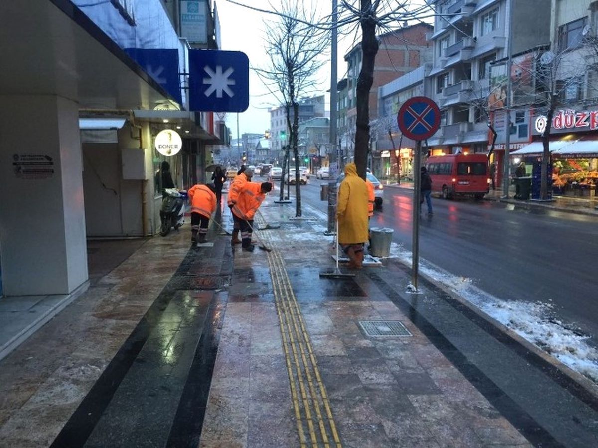 Yol ve Kaldırımlar Kardan Temizlendi
