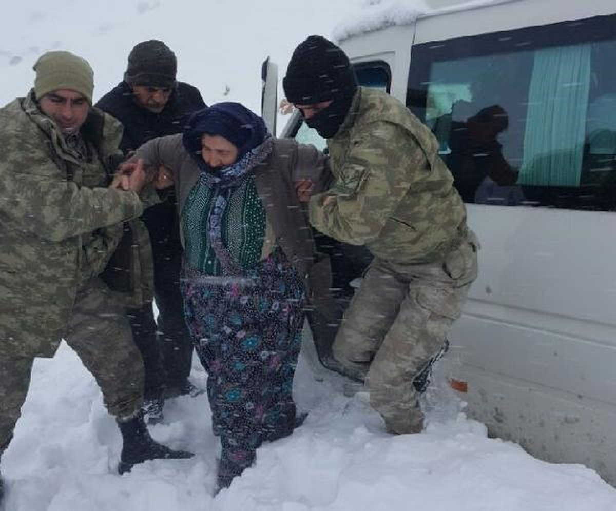 Yolda Mahsur Kalan 7 Kişiyi Jandarma Kurtardı