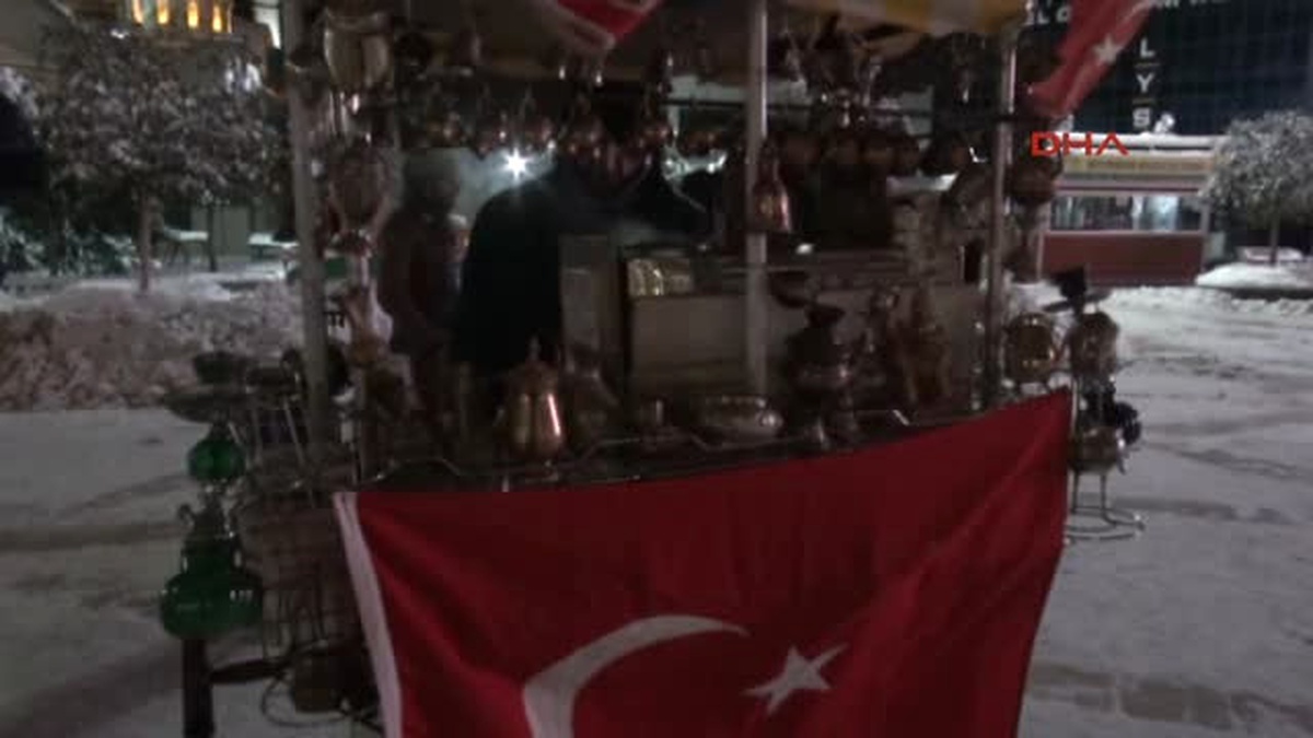 48 Yaşındaki Çaycı 180 Gündür Demokrasi Nöbeti Tutmaya Devam Ediyor