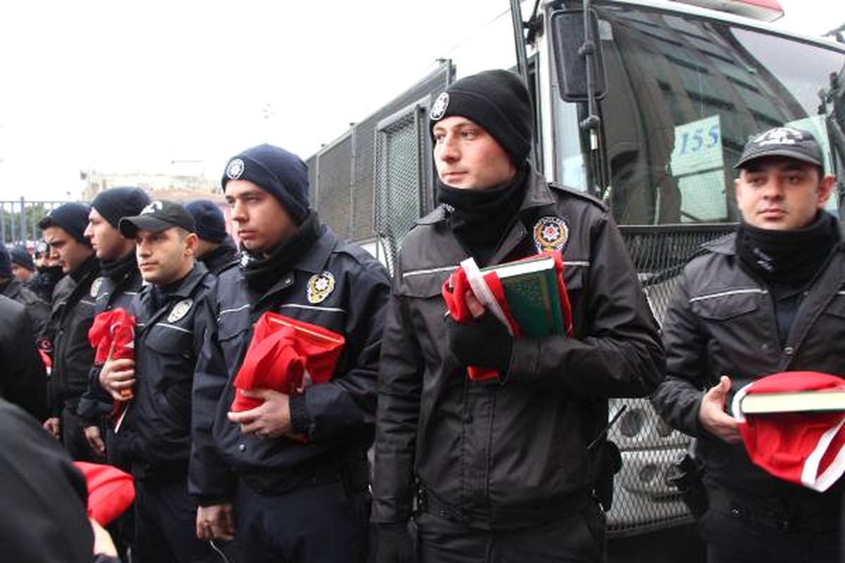 Adliyede Avukatlardan Çevik Kuvvet Polisi\'ne Başsağlığı Ziyareti