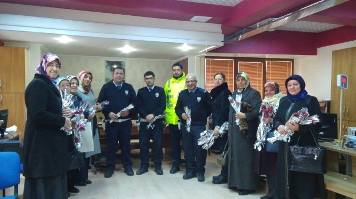 AK Parti Kadın Kolları Polislere Karanfil Verdi