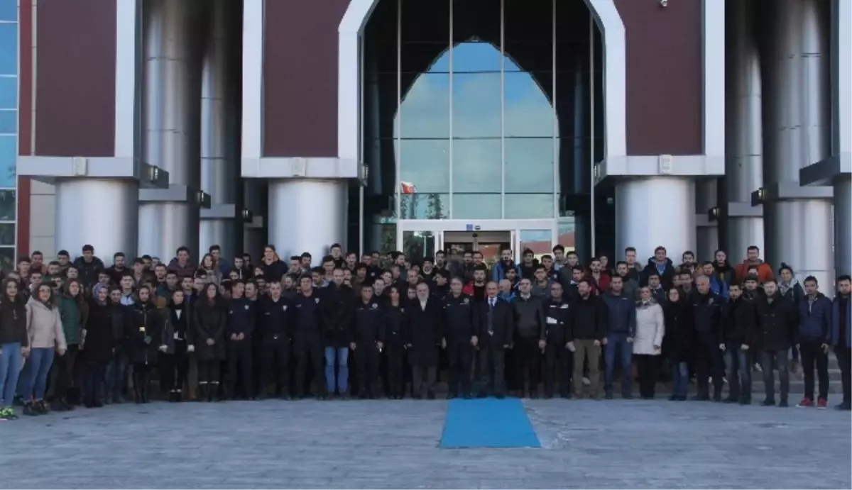 Akademisyenler ve Üniversite Öğrencilerinden Polise Destek Ziyareti