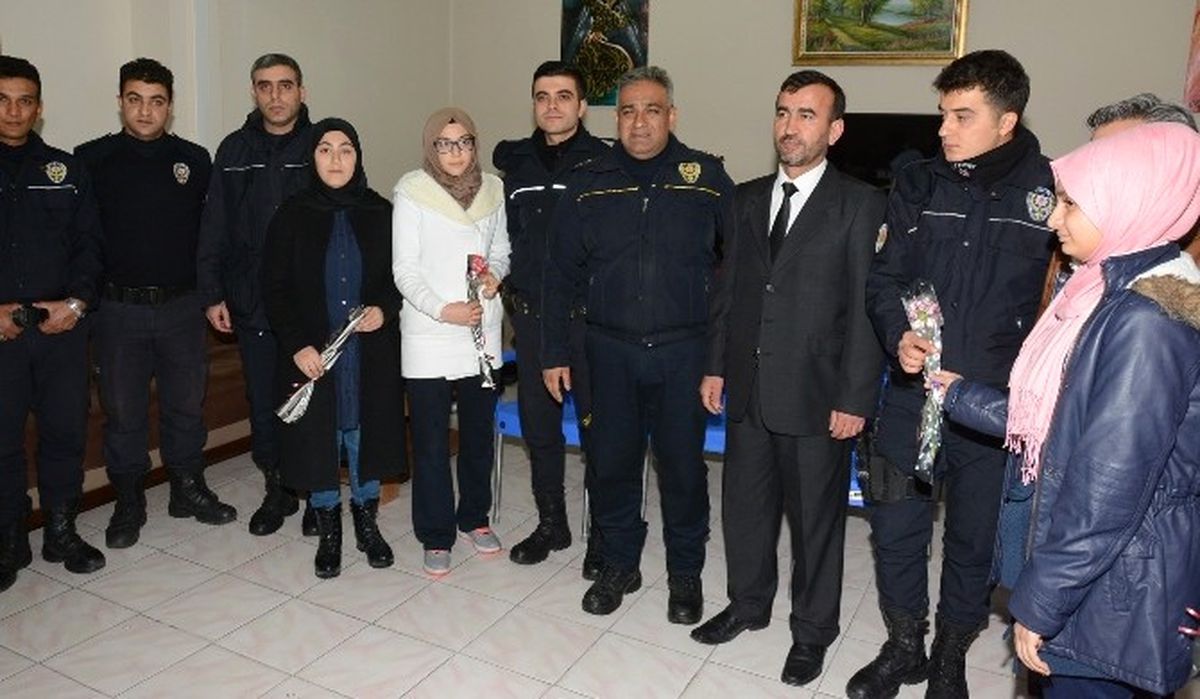 Aksaray\'da İmam Hatipli Öğrencilerden Polislere Destek Ziyareti