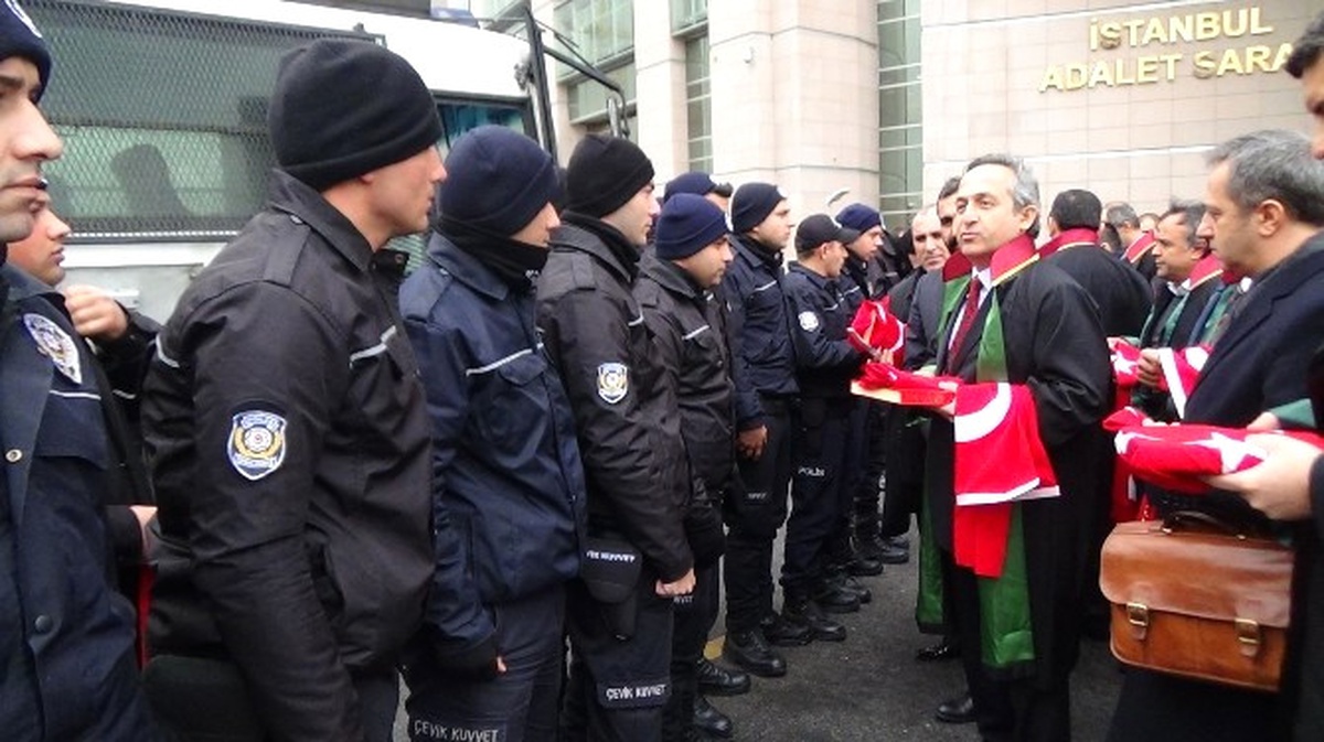 Avukatlardan Adliyede Görevli Çevik Kuvvet Polislerine Kuran ve Türk Bayrağı Armağanı