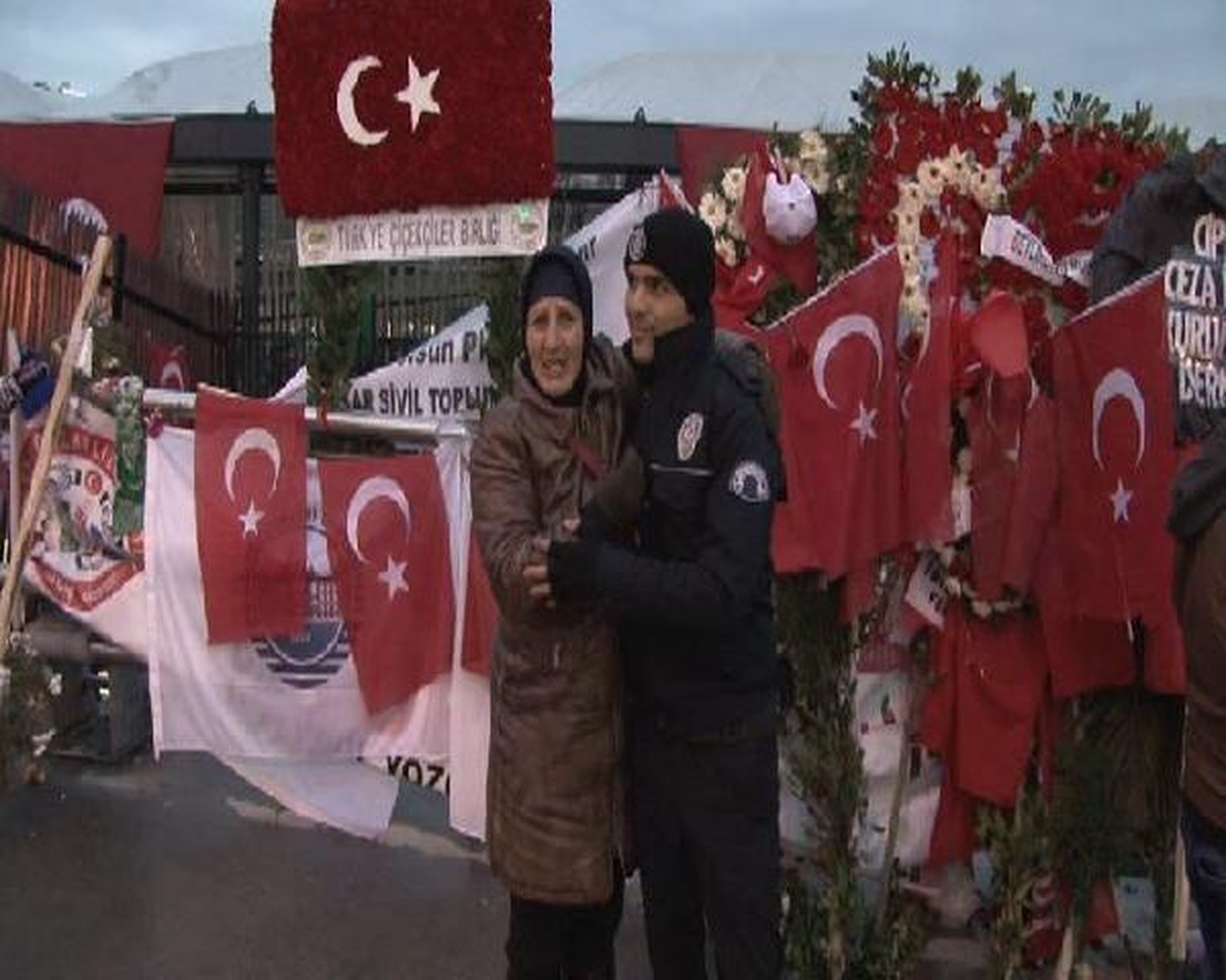 Azeri Kadın Şehitler Tepesi\'ni Ziyaret Edip Polise Sarıldı