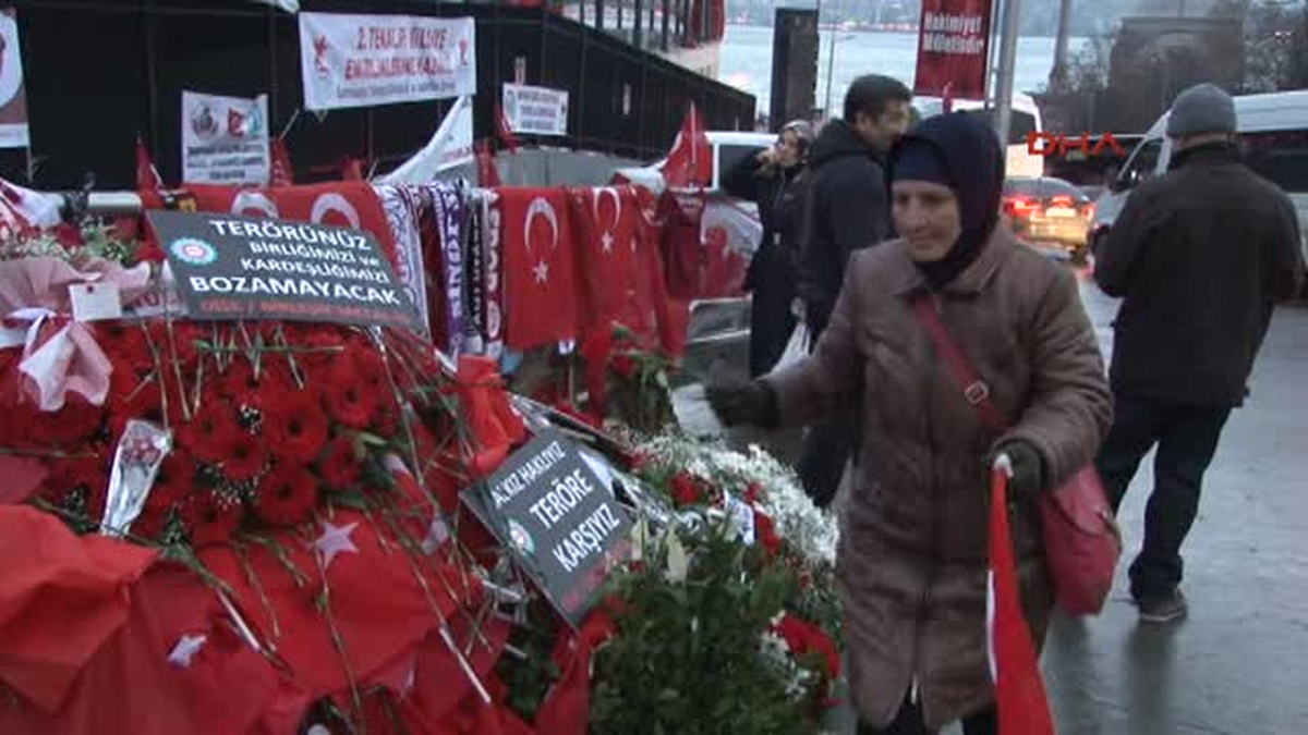 Azeri Kadın Şehitler Tepesi\'ni Ziyaret Edip Polise Sarıldı