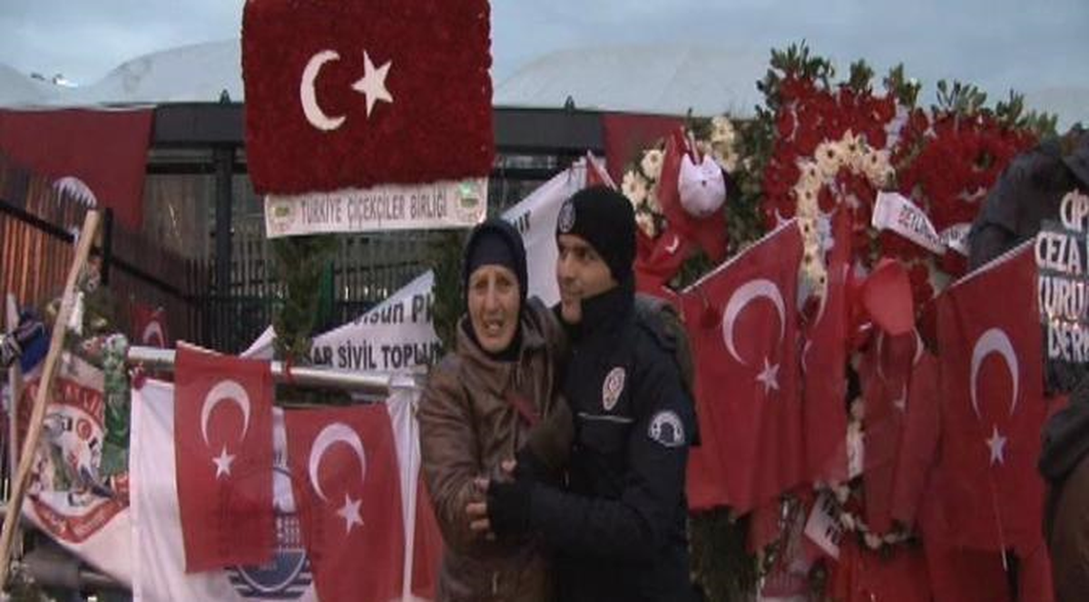 Azeri Kadın Şehitler Tepesi\'ni Ziyaret Edip Polise Sarıldı