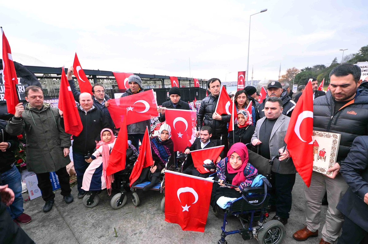 Bağcılarlı engelliler Şehitler Tepesi\'ni ziyaret etti