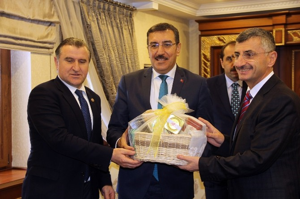 Bakan Tüfekçi\'ye Anzer Balı