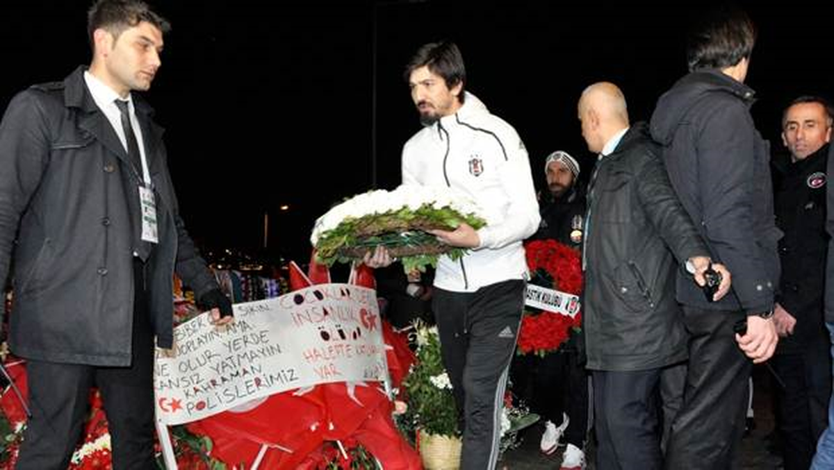 Beşiktaşlı Futbolcular Şehitler Tepesi\'ne Çelenk Bıraktı