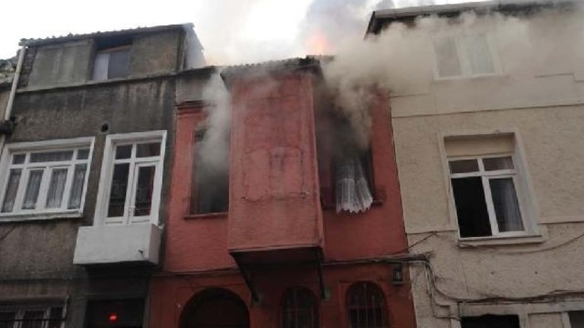 Beyoğlu\'nda Yangın: 1 Ölü