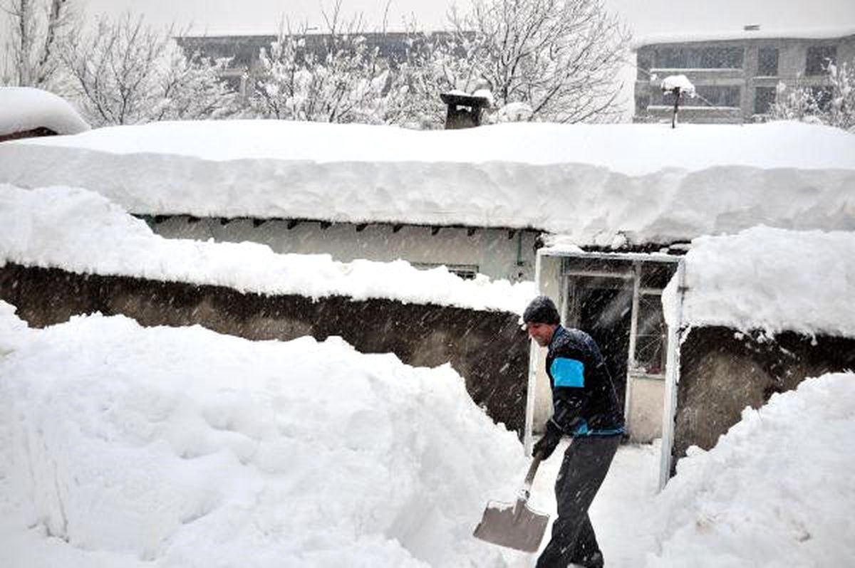 Bitlis\'te 350 Köy Yolu Ulaşıma Kapandı, Okullar Tatil Edildi