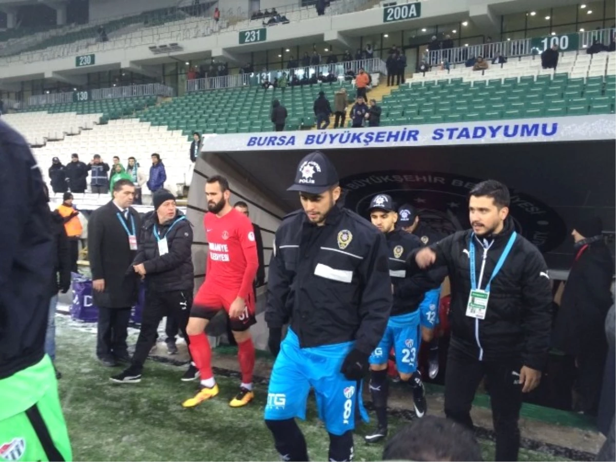 Bursaspor Maça Çevik Kuvvet Montlarıyla Çıktı