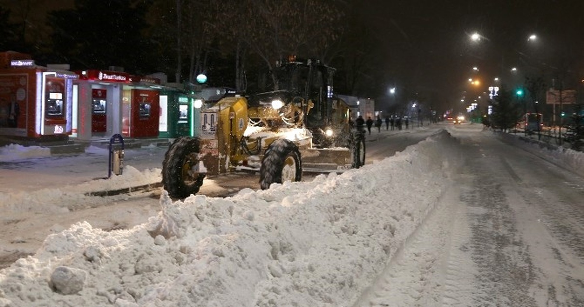 Büyükşehir\'in Karla Mücadelede Gece Mesaisi
