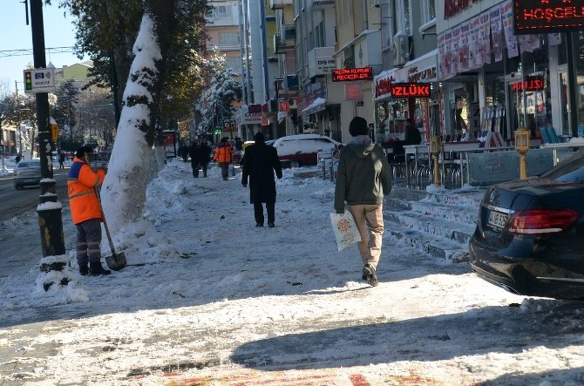 Buzlu Yollarda ve Kaldırımlarda Yürürken Dikkat