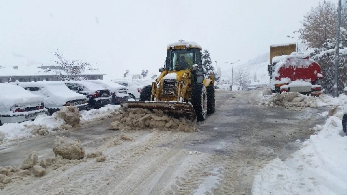 Çelikhan Belediyesi Kar ile Mücadele Ediyor