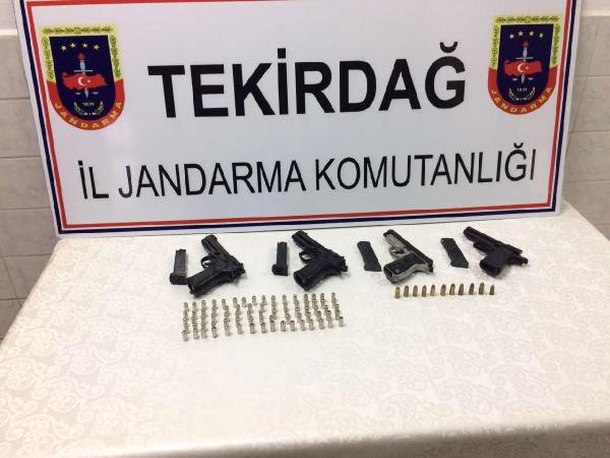 Çorlu\'daki Bir Evde 4 Tabanca Ele Geçirildi