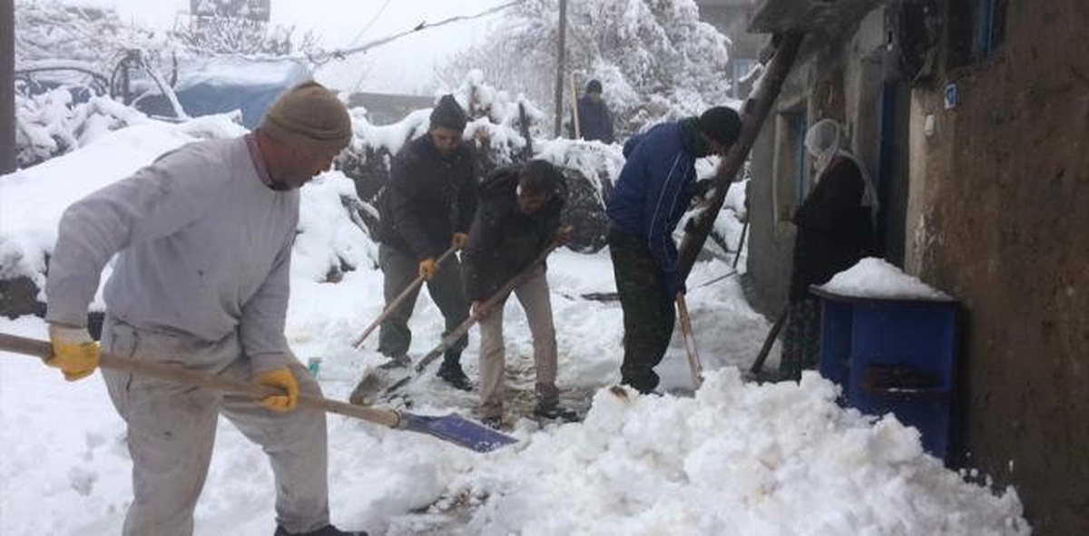 Damlarda Biriken Karları Belediye Temizliyor