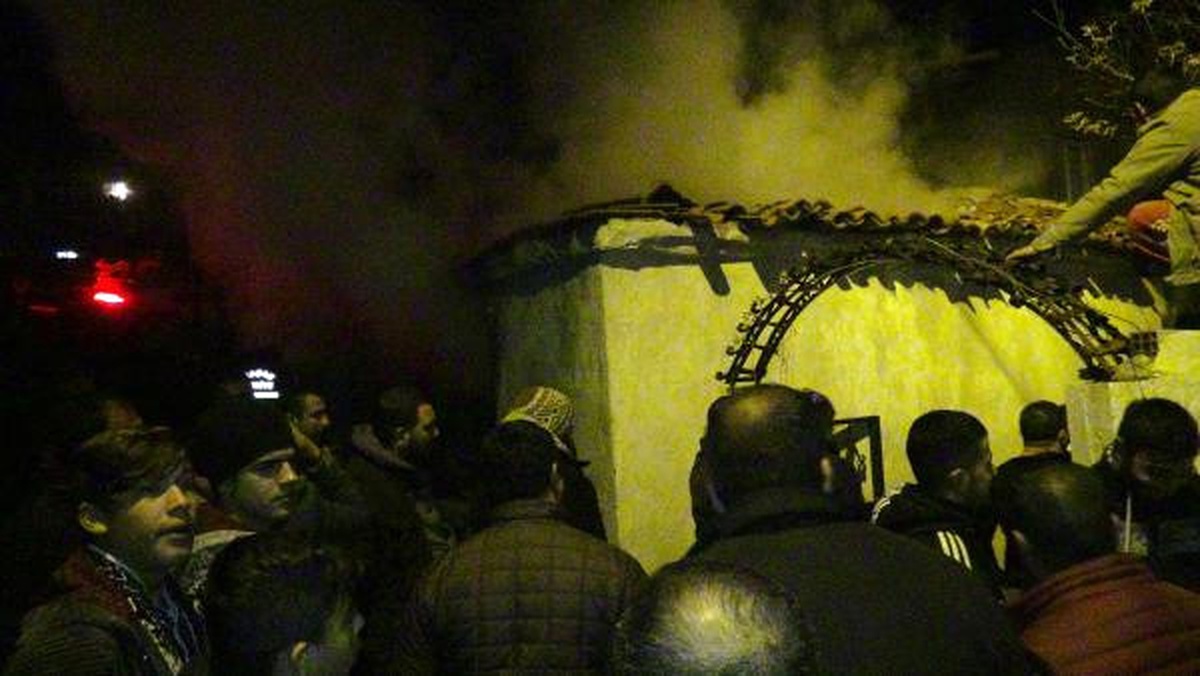Dar Sokak İtfaiyeye Geçit Vermedi