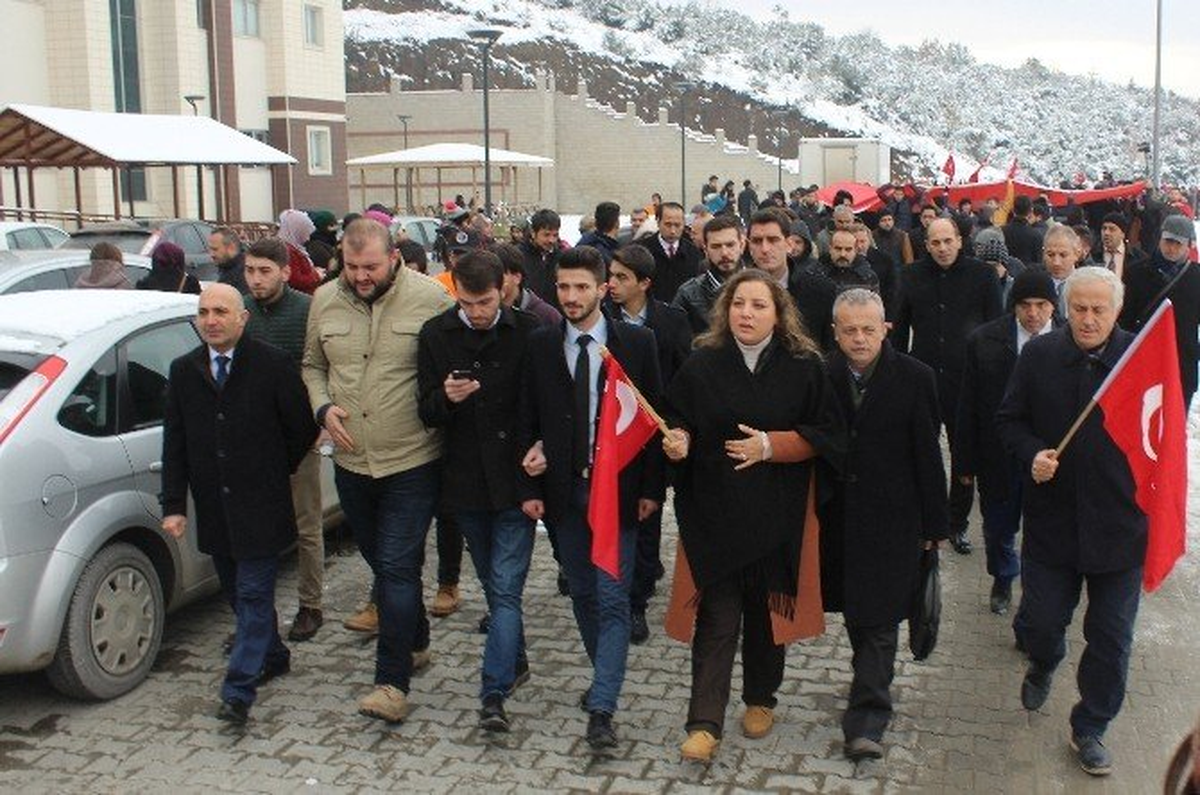 Düzce Üniversitesi\'nde "Teröre Lanet Şehide Rahmet" Yürüyüşü
