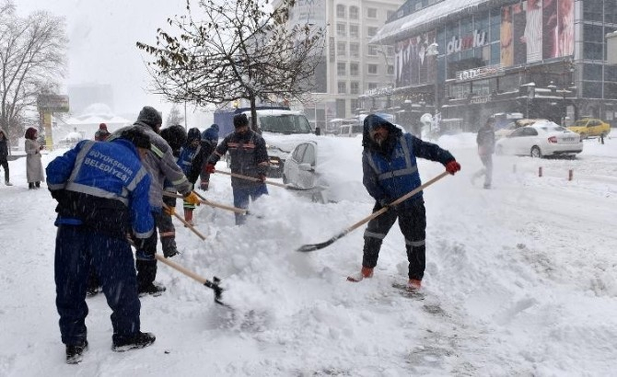 Erzurum\'da Belediye Ekipleri Karla Mücadele İçin Seferber Oldu
