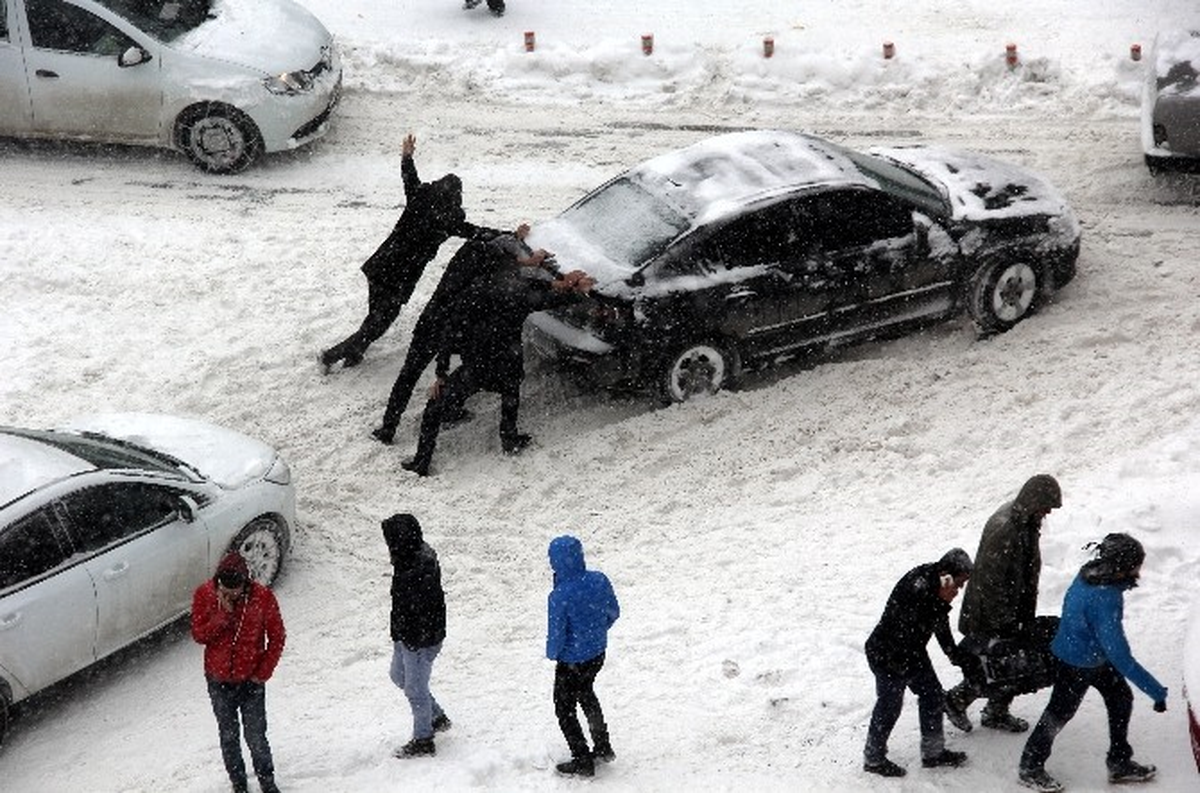 Erzurum\'da Otomobiller Kara Saplandı