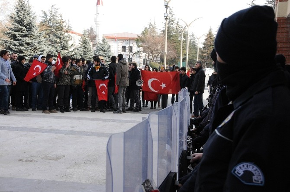 Eskişehir\'de Üniversite Öğrencilerinden Polise Anlamlı Destek