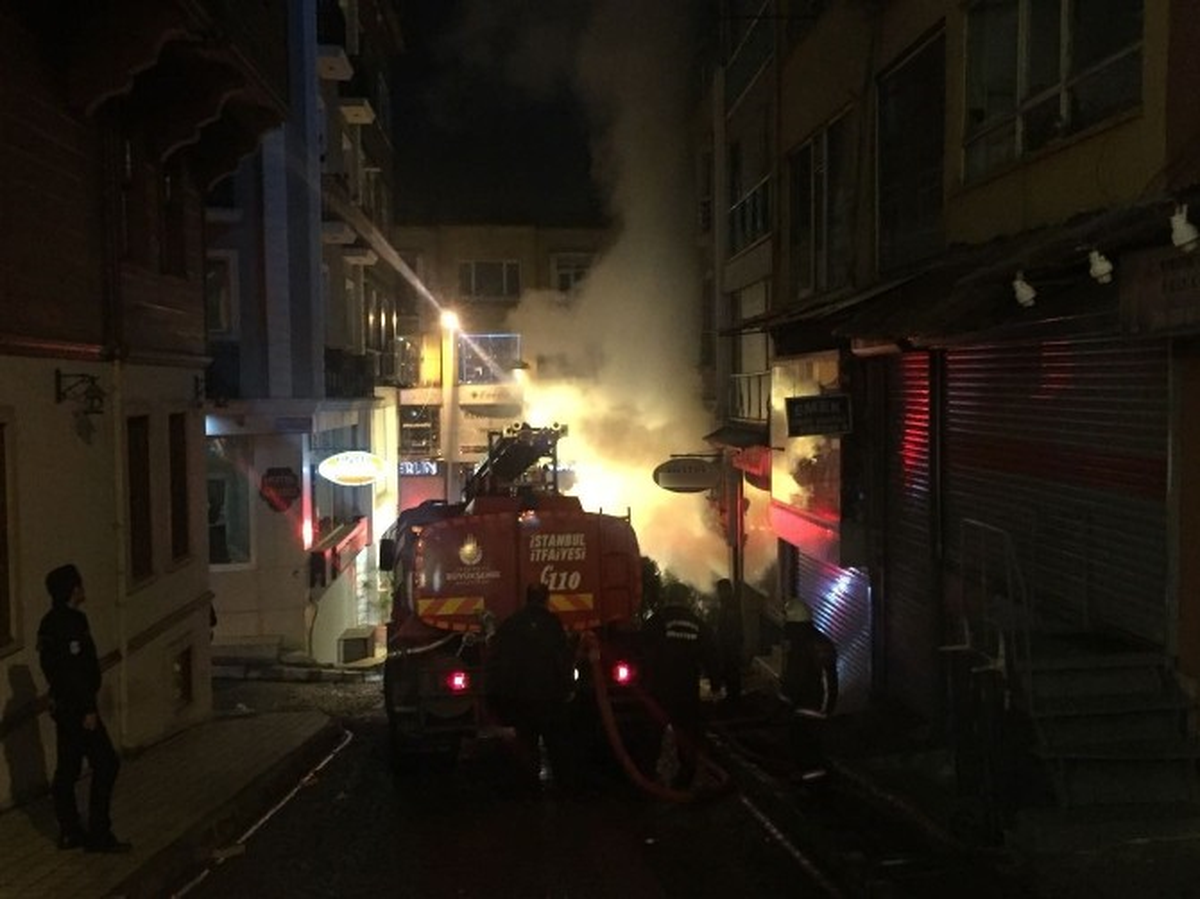 Fatih\'te Korkutan Otel Yangını