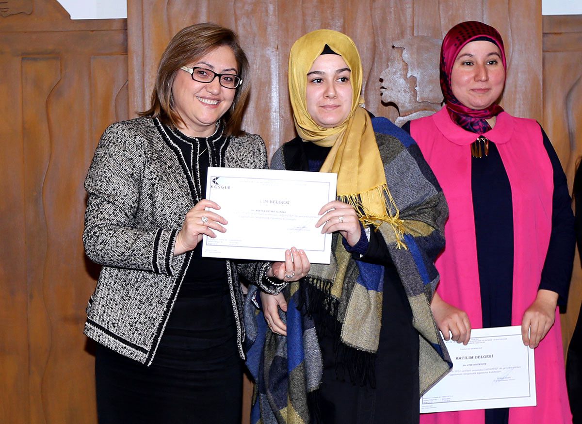 Genç Girişimciler Sertifikalarını Bakan Özlü\'den Aldı