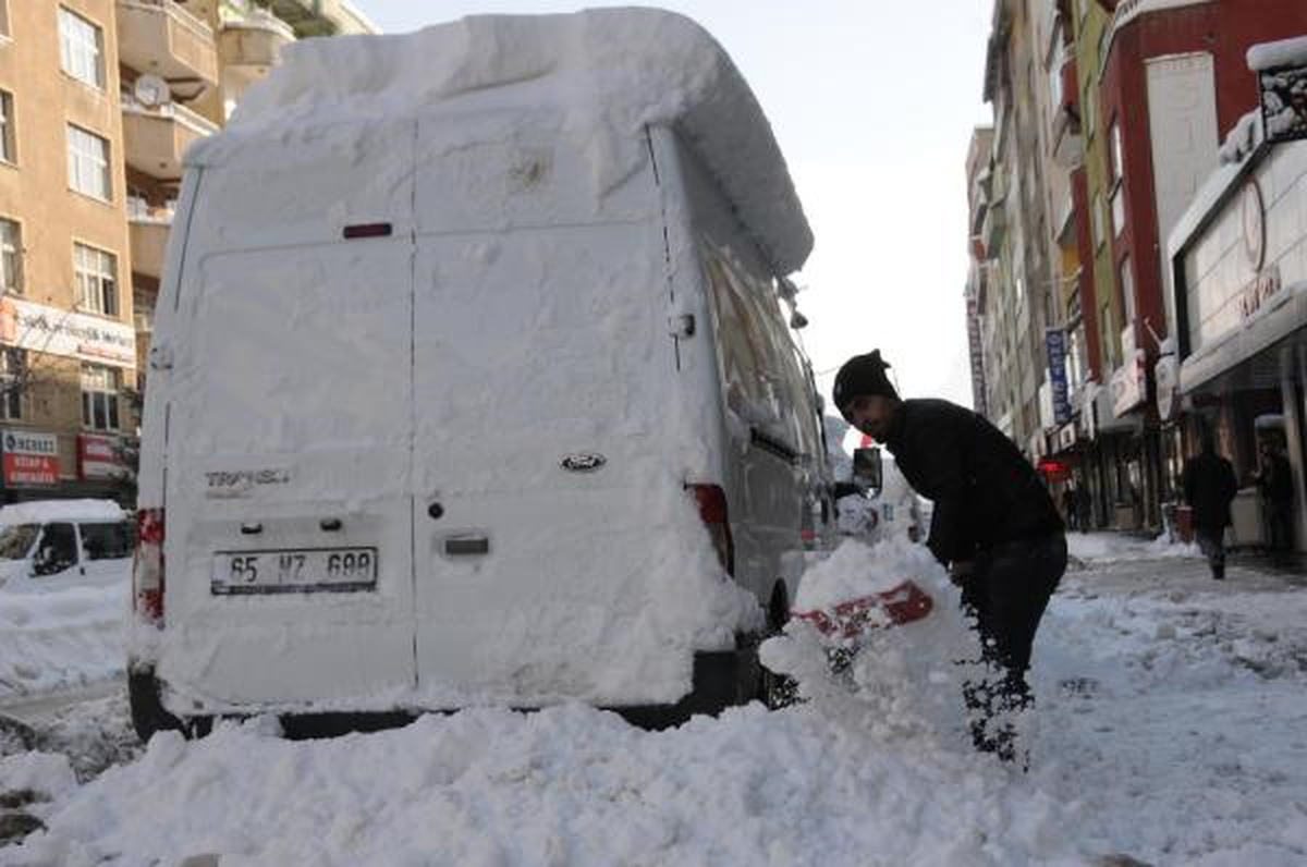 Hakkari\'de 91 Köy ve 242 Mezarının Yolu Kapandı