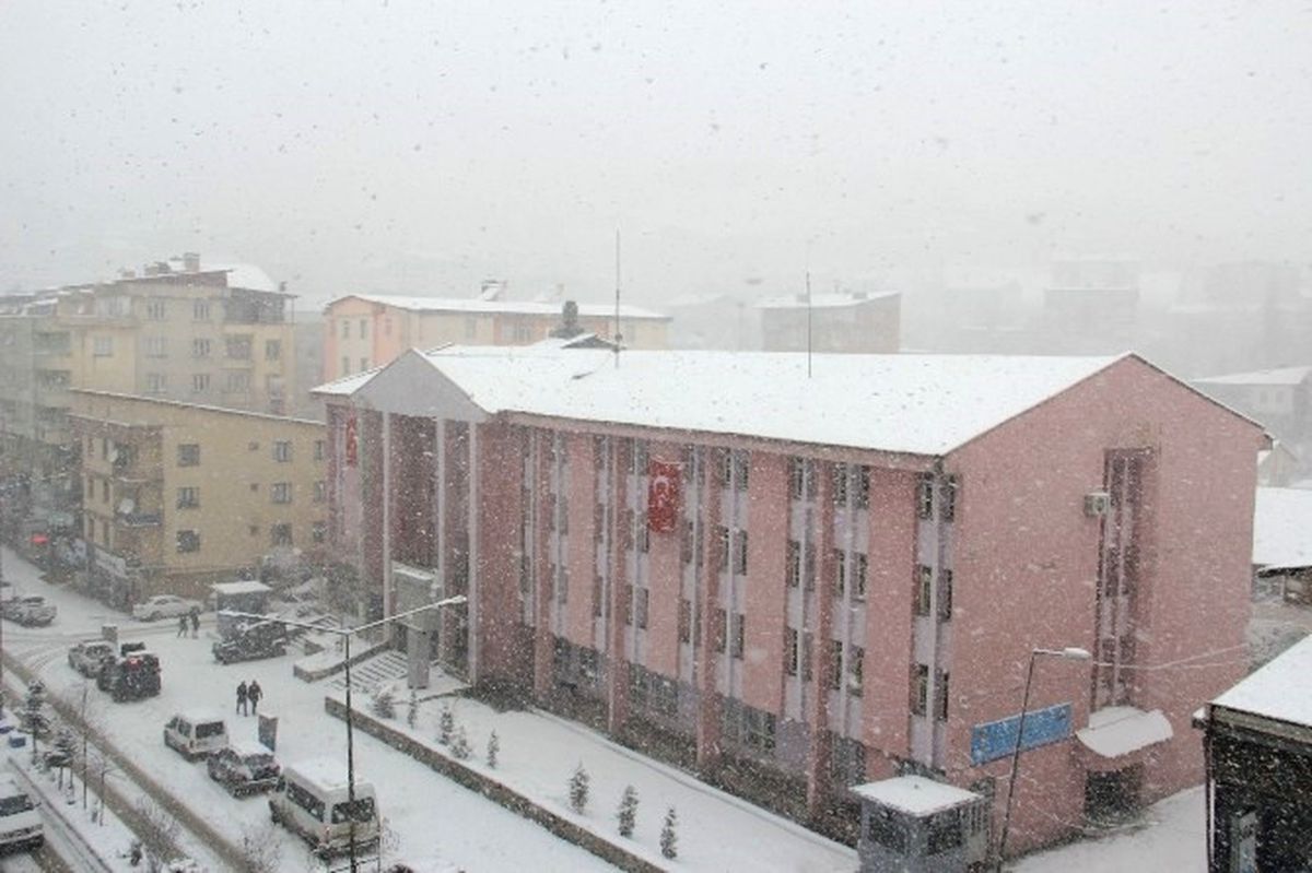 Hakkari\'de 91 Köy ve 242 Mezra Yolu Ulaşıma Kapandı