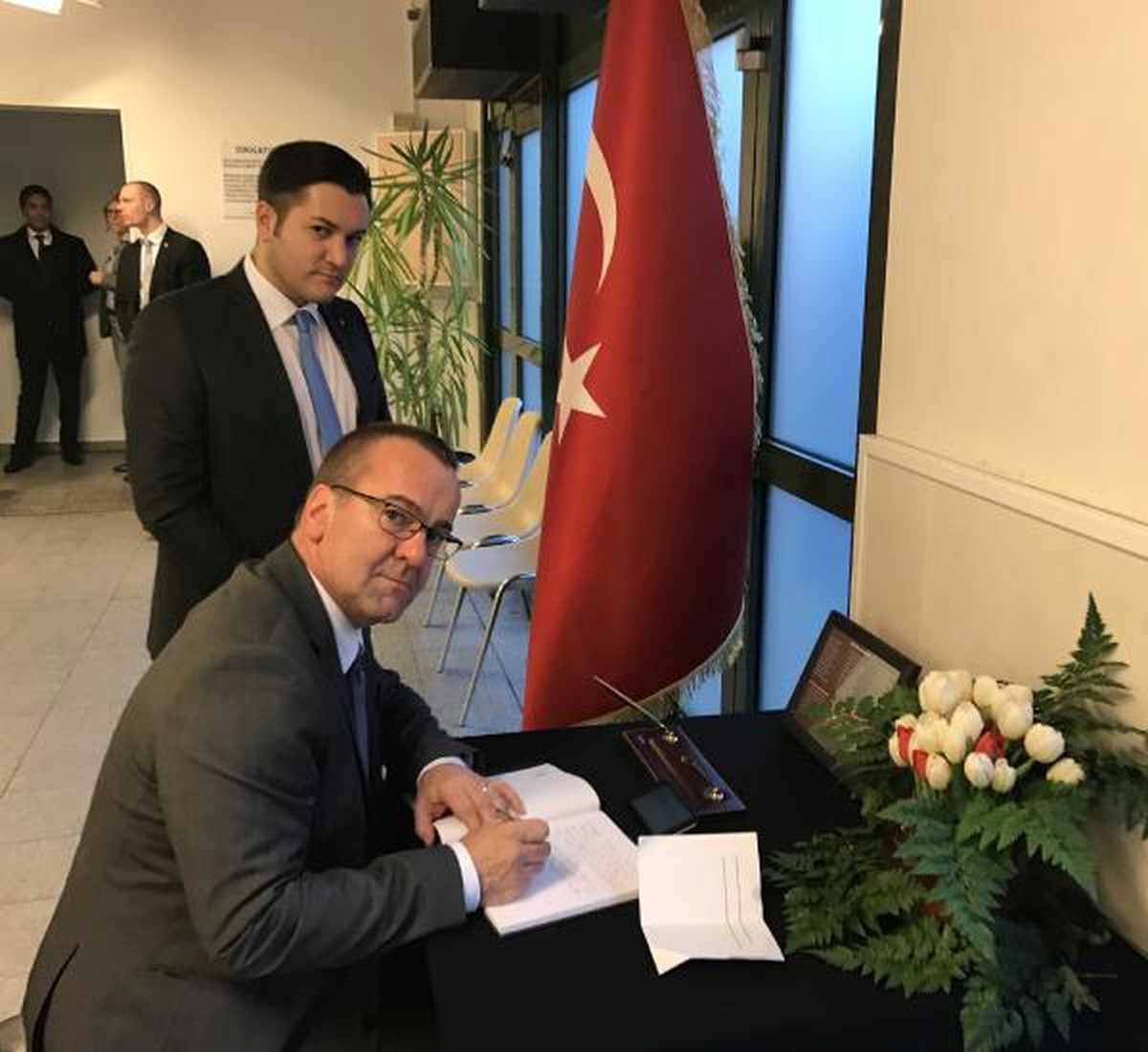 Hannover Başkonsolosluğunda Şehitler İçin Taziye Defteri Açıldı