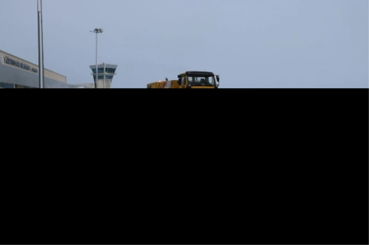 Iğdır Havalimanında Kar Temizleme Çalışması