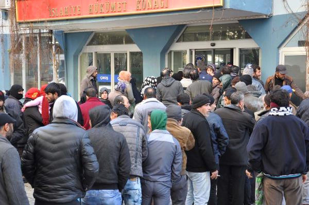 İslahiye\'de Suriyelilerin Adres Bildirimi Kuyruğu