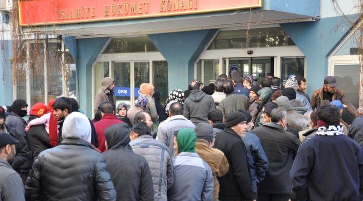 Islahiye\'de Suriyelilerin Adres Bildirimi Kuyruğu