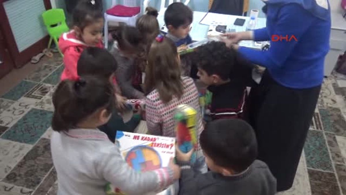 Istanbul\'da Eğitim Gören Üniversiteli Çakmakçı\'dan Silopi\'li Çocuklara Eğitici Oyuncaklar