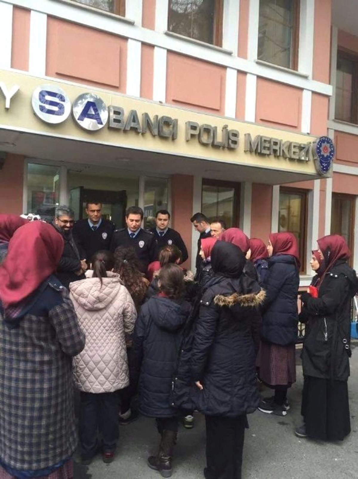 İstanbul\'da Lise Öğrencilerinden Polise Destek Ziyareti