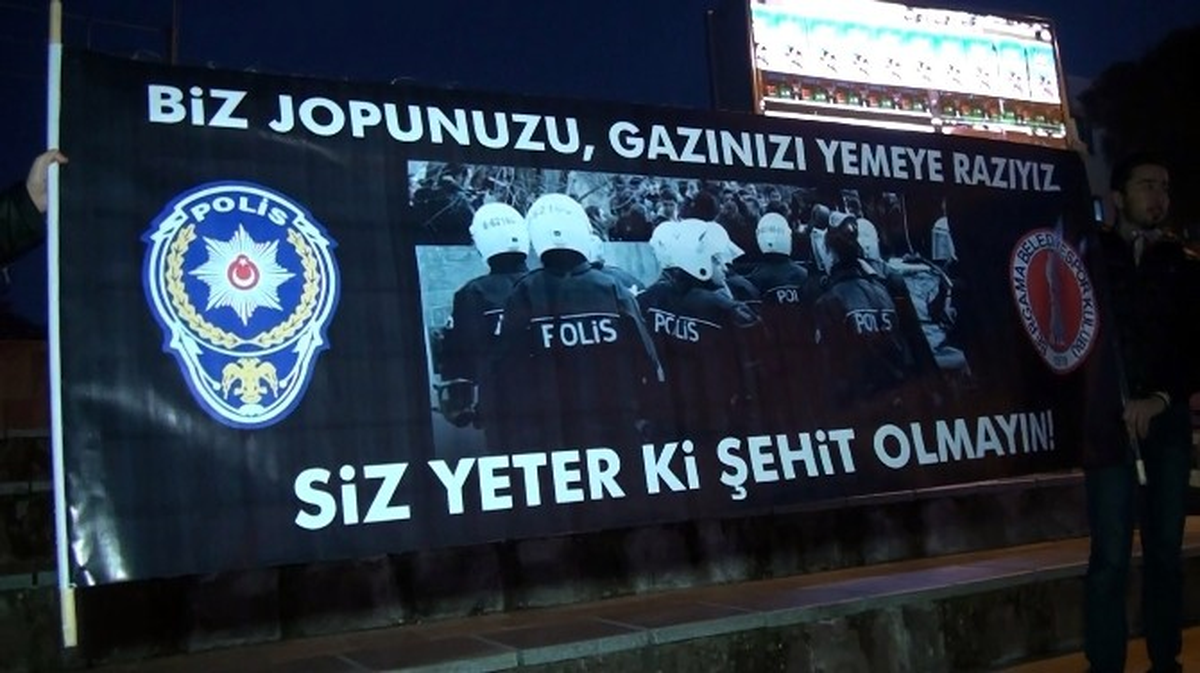 İzmir\'deki Teröre Lanet Mitinginde Herkesi Duygulandıran Pankart