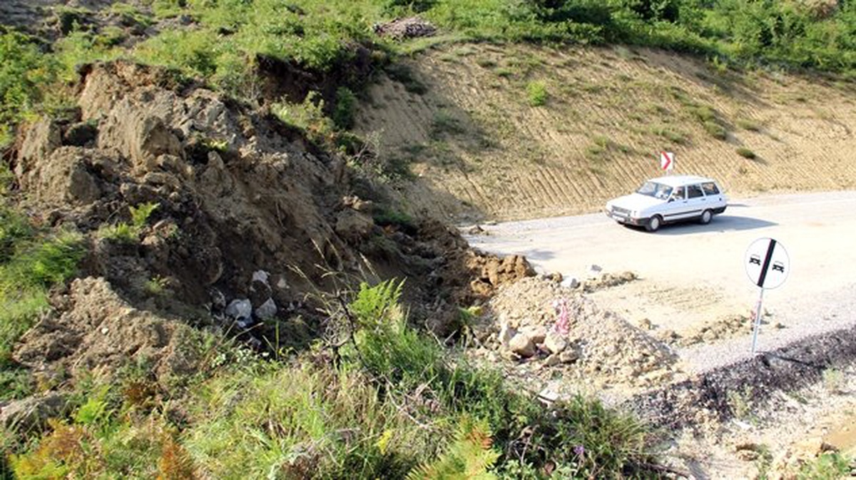 Karaburun\'da Patlatılan Dinamitin Yolu Kapatması