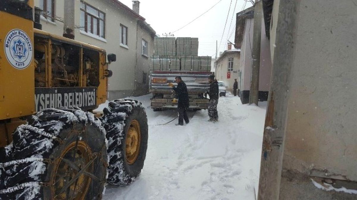 Karda Mağdur Olan Sürücülerin Yardıma Beyşehir Belediyesi Ekipleri Yetişti