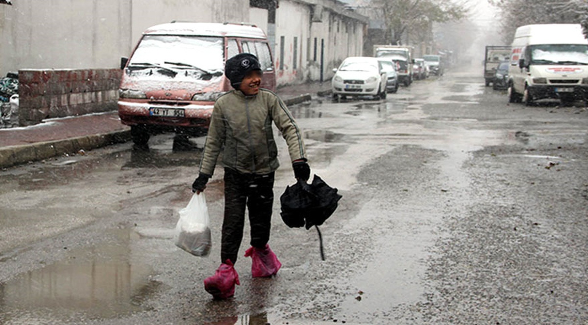 Kardan Korunmak İçin Ayağına Poşet Giyen Kadir\'in Babasından Duyarlı Vatandaşlara Teşekkür