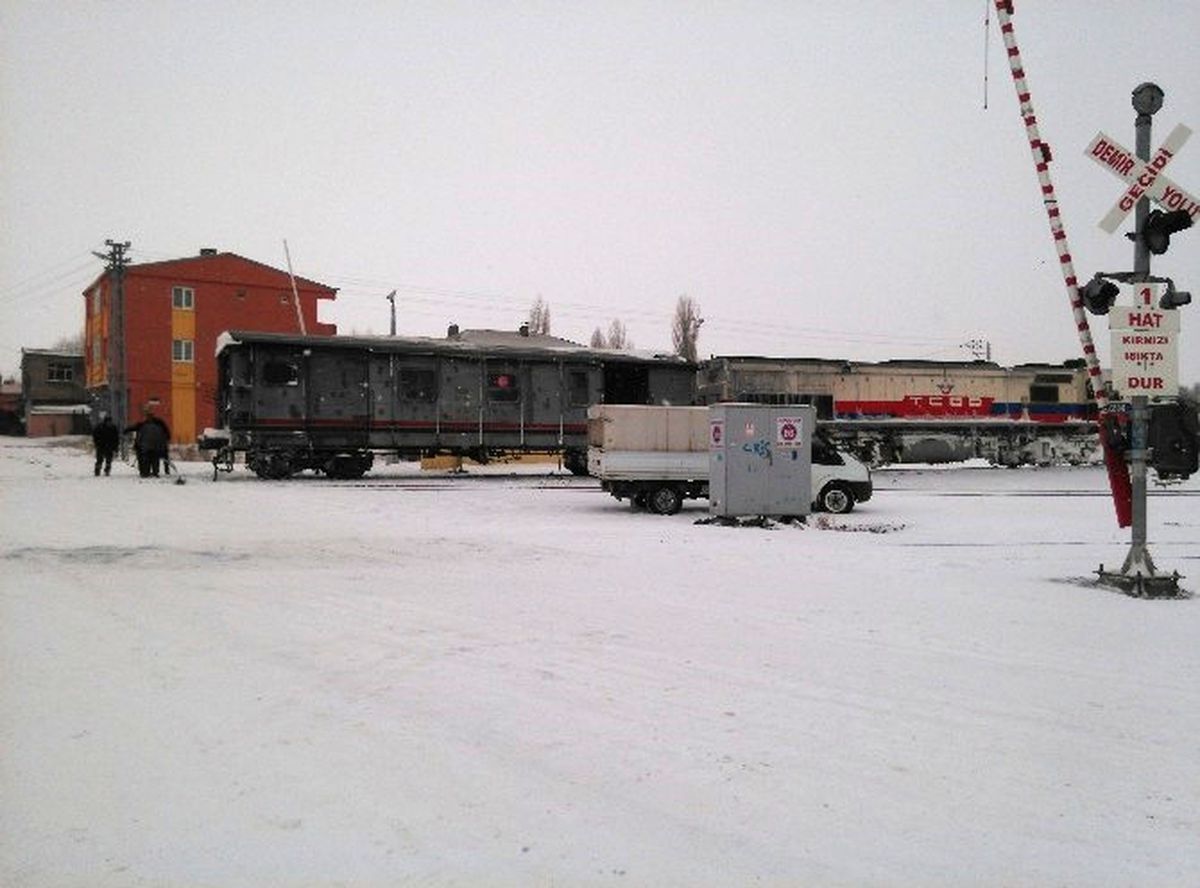 Kars\'ta Yük Treni Raydan Çıktı