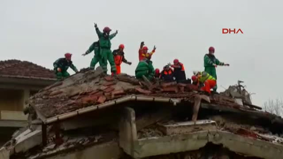 Kocaeli Gölcük\'te, 17 Ağustos\'u Hatırlatan Deprem Tatbikatı