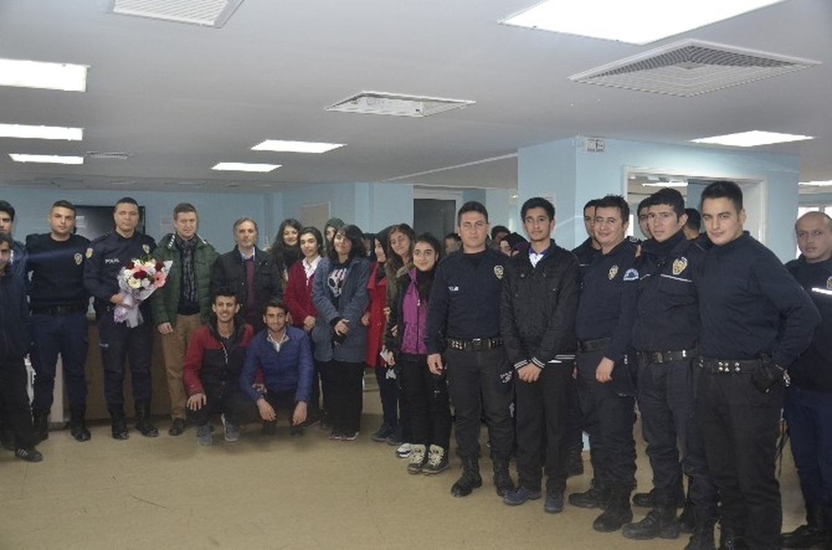 Liseli Öğrencilerden Polise Destek