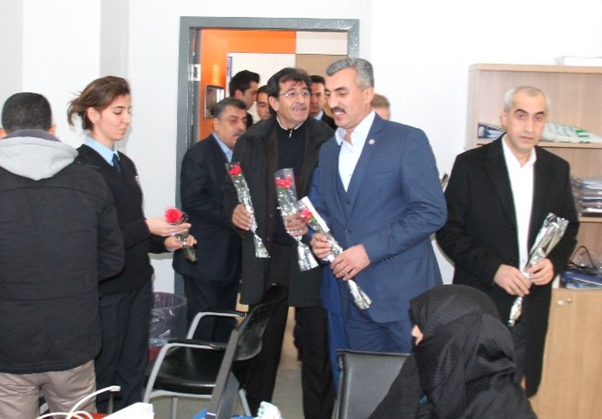 Memurlar Polise Karanfil Dağıttı