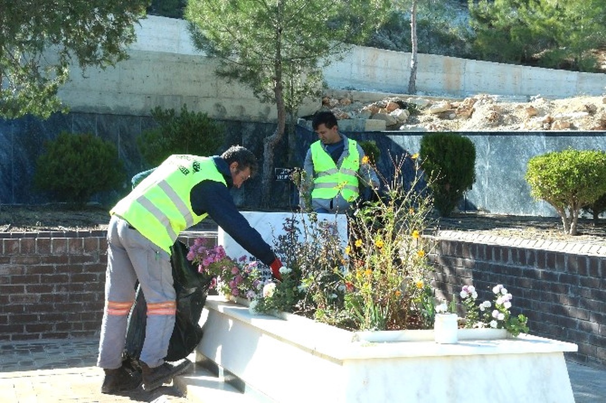 Mezarlıklarda Temizlik ve Onarım Çalışmaları Sürüyor